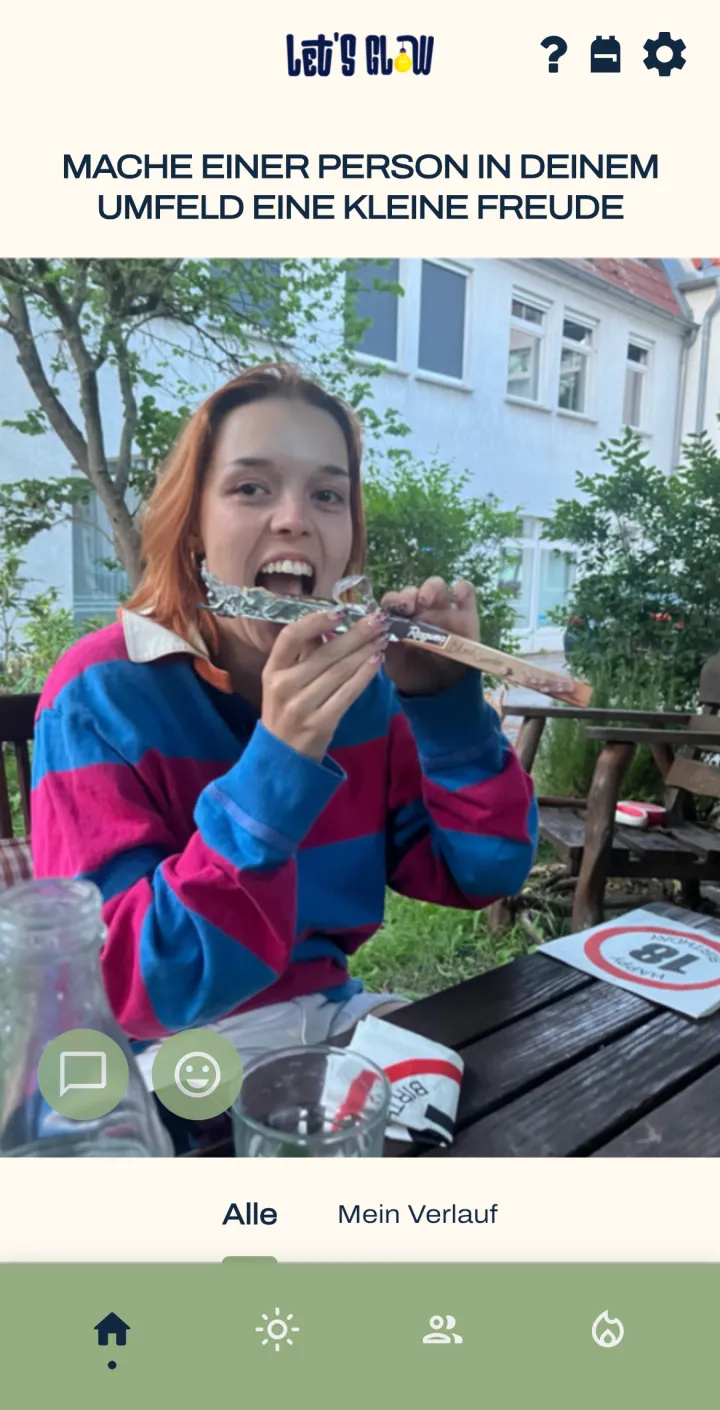 Challenge „Mache einer Person in deinem Umfeld eine kleine Freude“: eine junge Frau beißt in einen Schokoriegel.