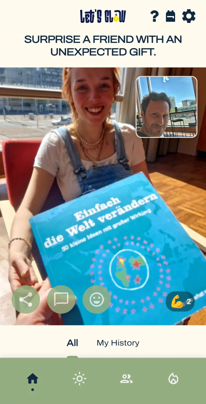 Challenge „Überrasche jemanden mit einem unerwarteten Geschenk“: eine junge Frau freut sich über ein Buch.