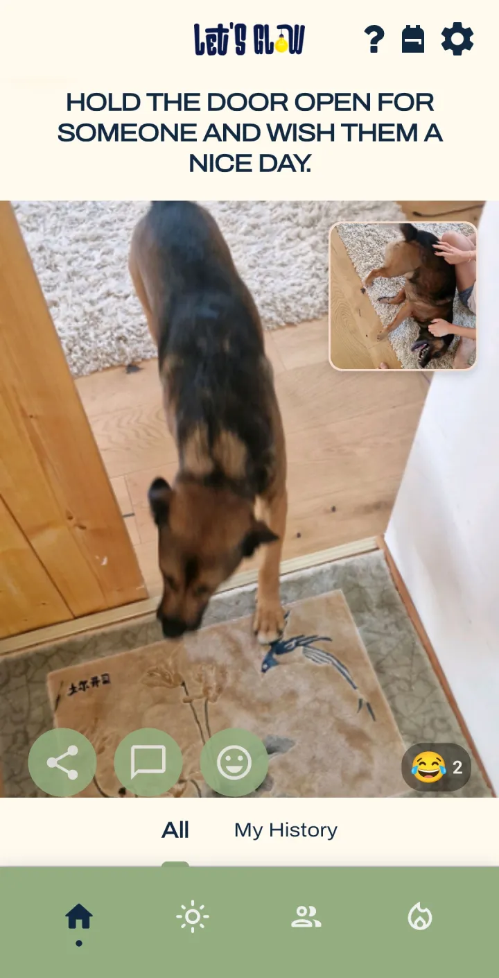 Challenge „Halte jemandem die Tür auf und wünsch einen schönen Tag“: ein Hund kommt durch die offene Tür.