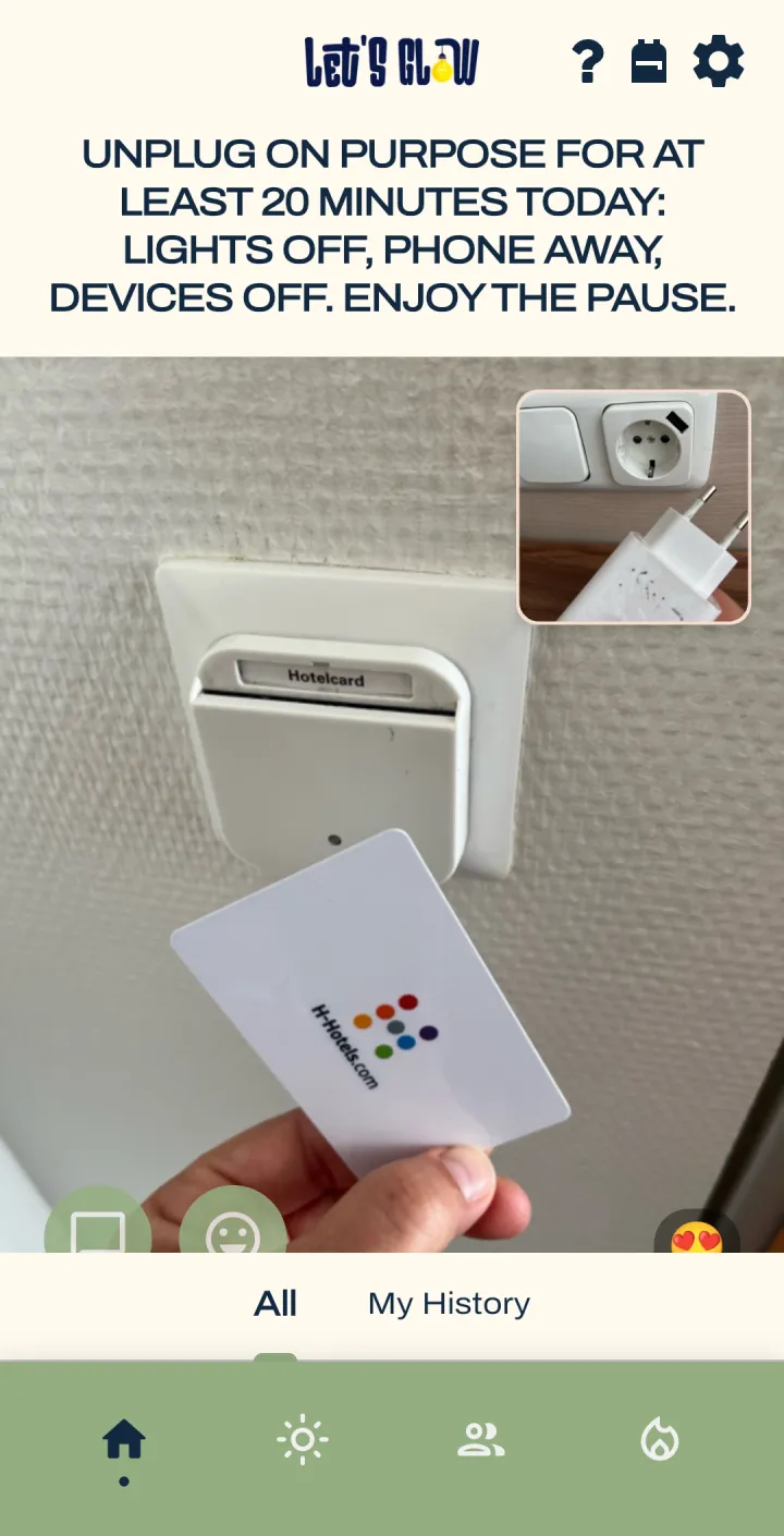 Challenge „Unplug 20“: eine Hand zieht die Hotelkarte aus dem Stromschalter.