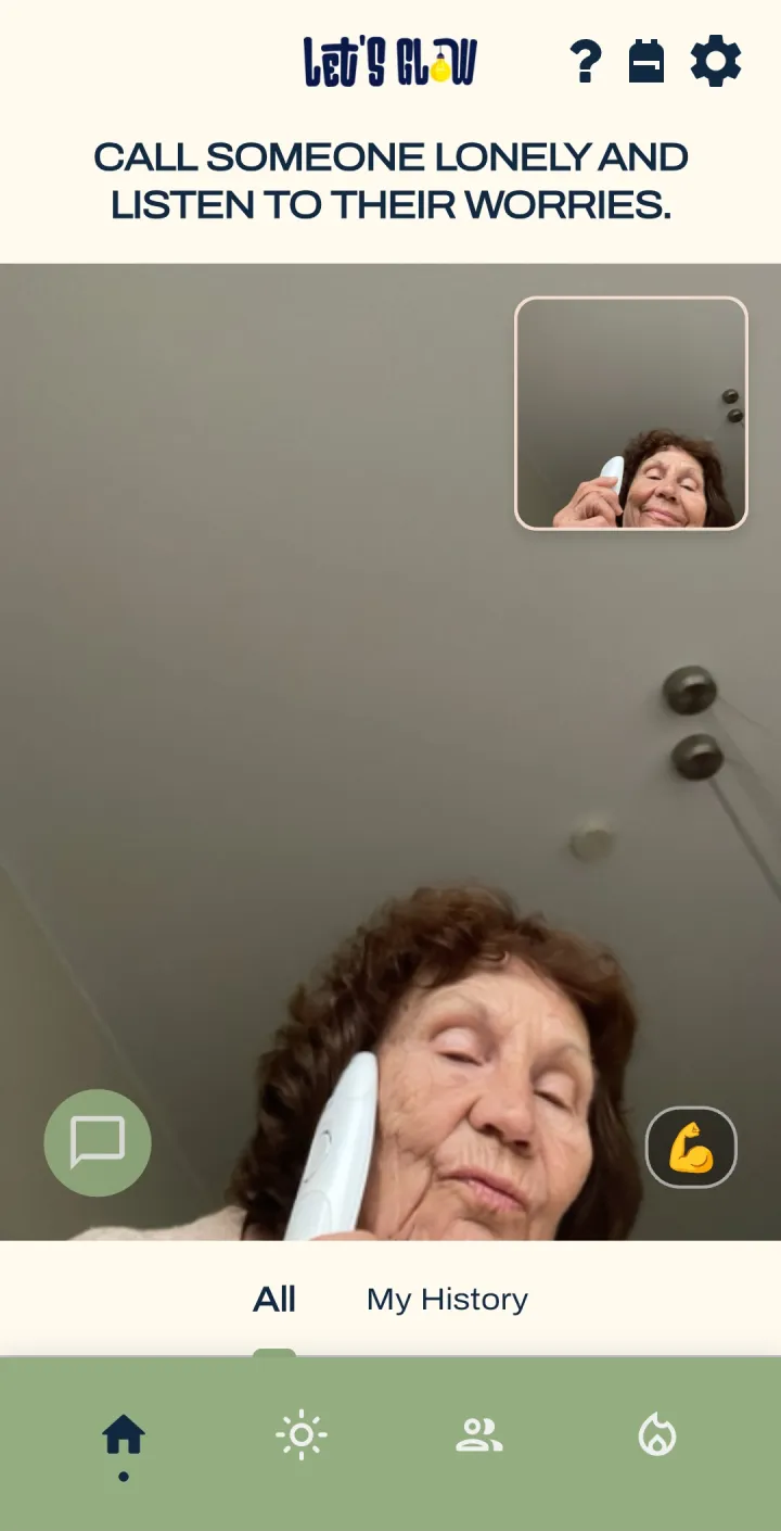 Challenge „Ruf jemanden an, der allein ist, und hör zu“: eine ältere Frau am Telefon.