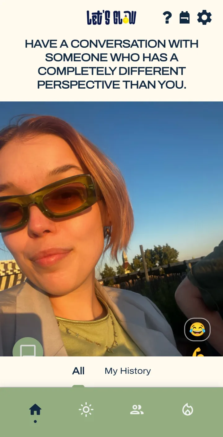 Challenge „Sprich mit jemandem, der die Dinge ganz anders sieht“: Selfie einer jungen Frau mit Sonnenbrille.