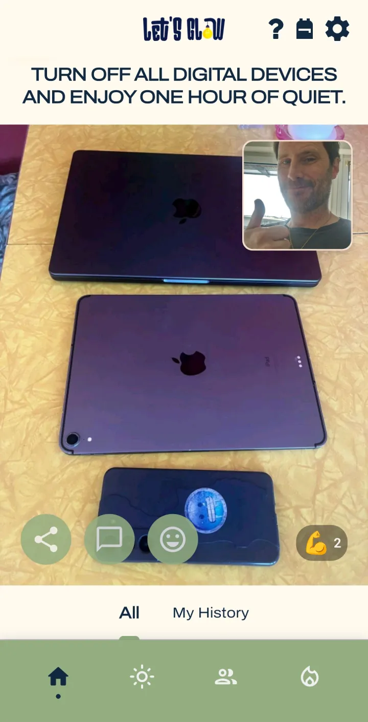Challenge „Schalte alle Geräte aus und genieße eine Stunde Ruhe“: Laptop, Tablet und Handy liegen aus auf dem Tisch.