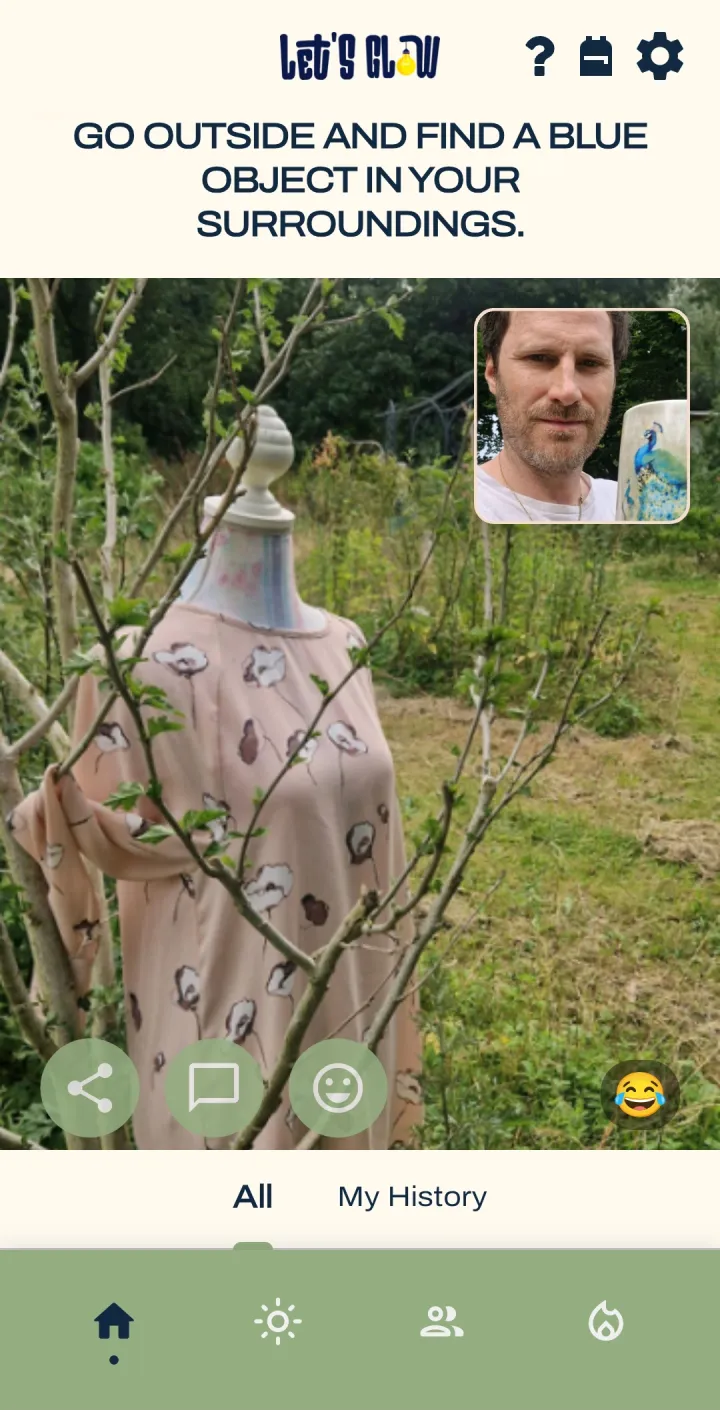 Challenge „Geh raus und finde etwas Blaues“: ein Garten und eine Tasse mit blauem Pfau.