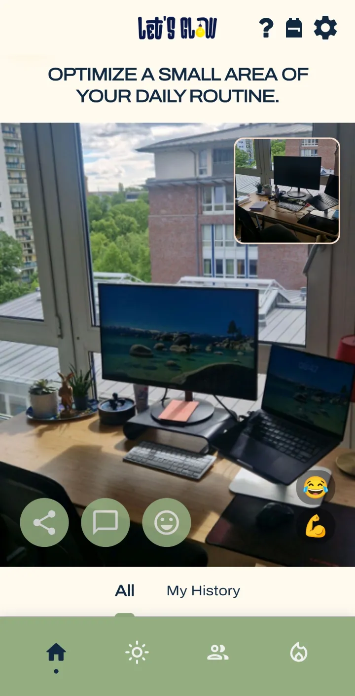 Challenge „Verbessere einen kleinen Teil deines Alltags“: ein aufgeräumter Schreibtisch am Fenster.